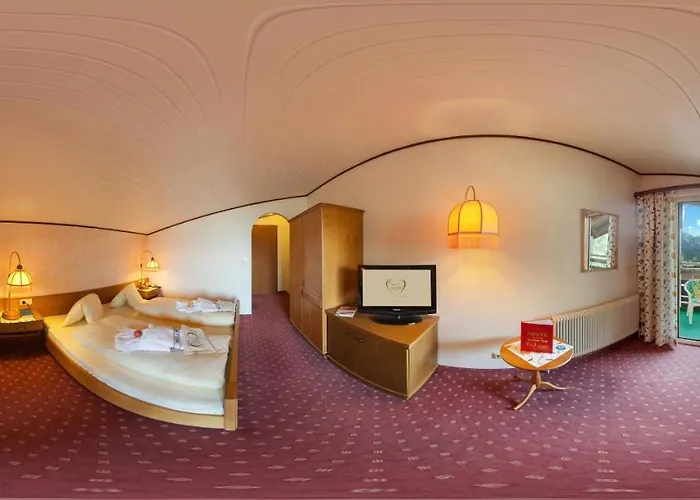 فندق Naturhotel Taleu 4*